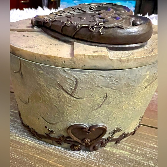 Vintage Gothic Jewelry Box and Decor - Picture 4 of 8